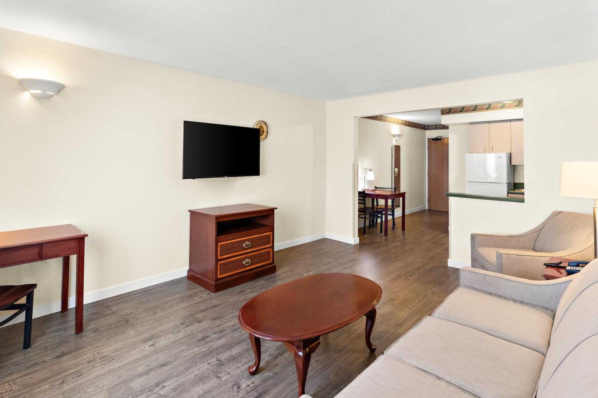 Guesthouse Inn & Suites Kelso/Longview エクステリア 写真