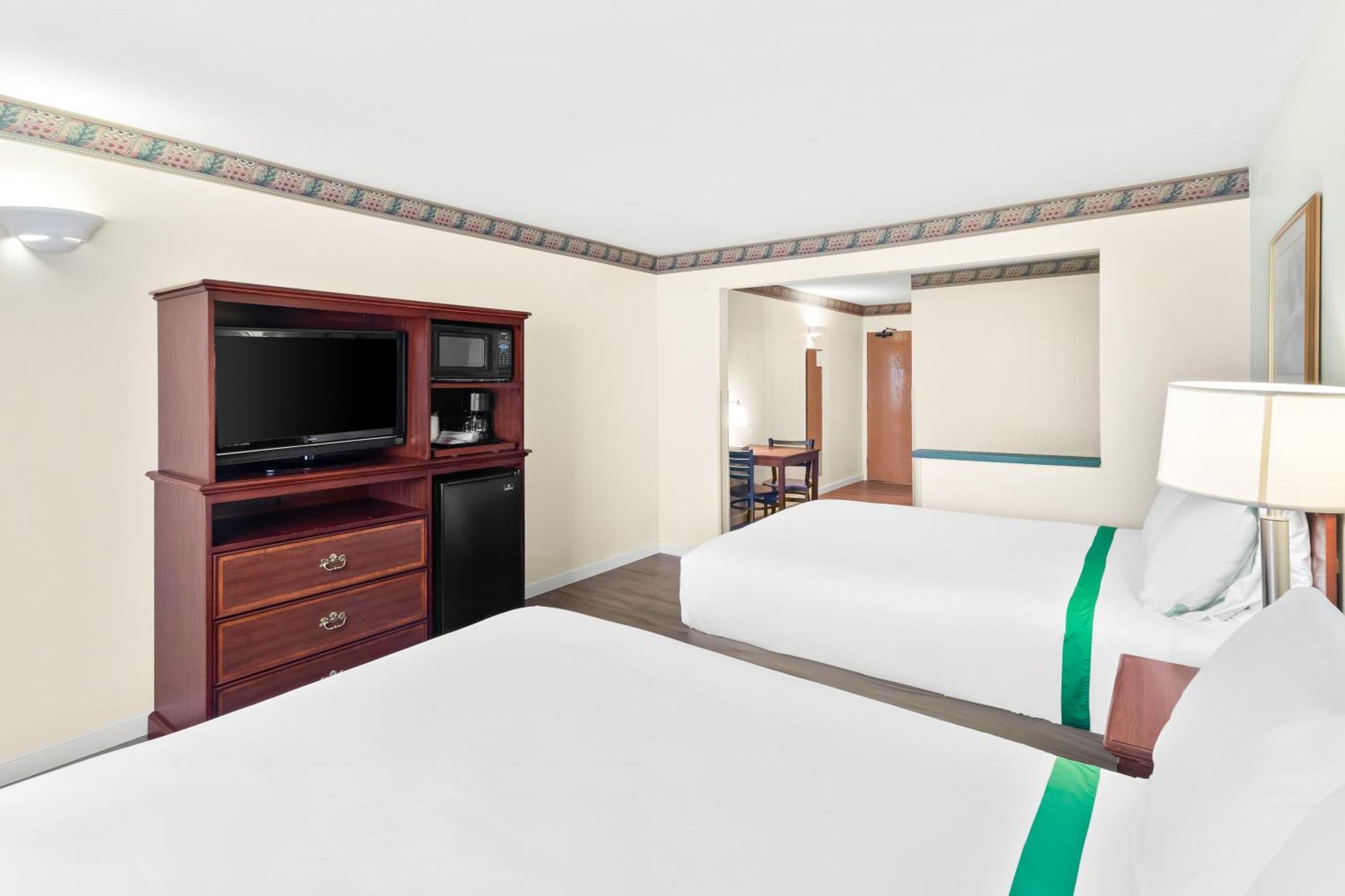 Guesthouse Inn & Suites Kelso/Longview エクステリア 写真