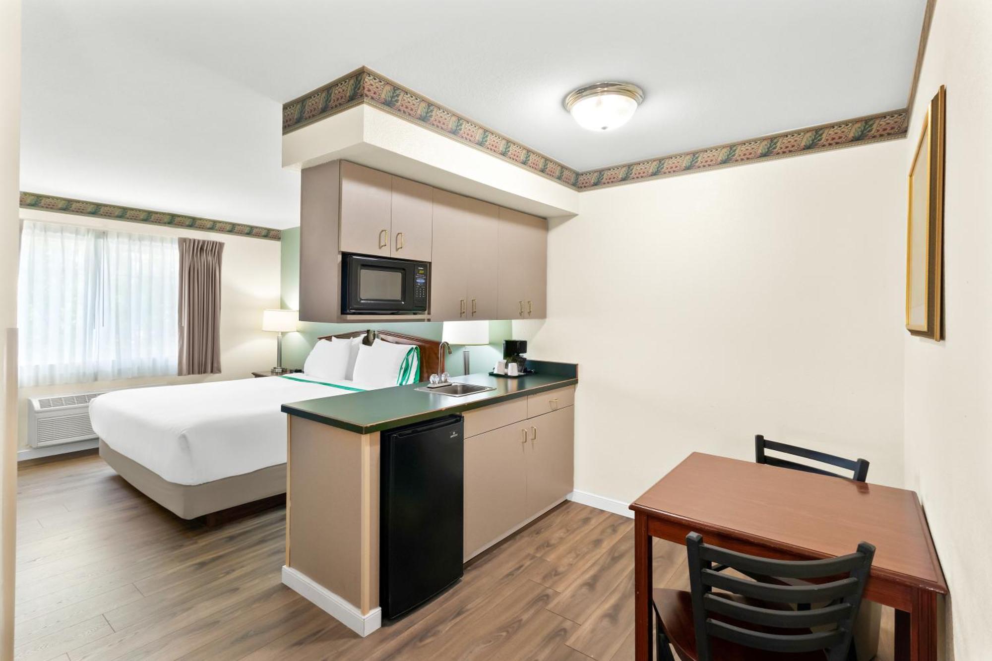 Guesthouse Inn & Suites Kelso/Longview エクステリア 写真
