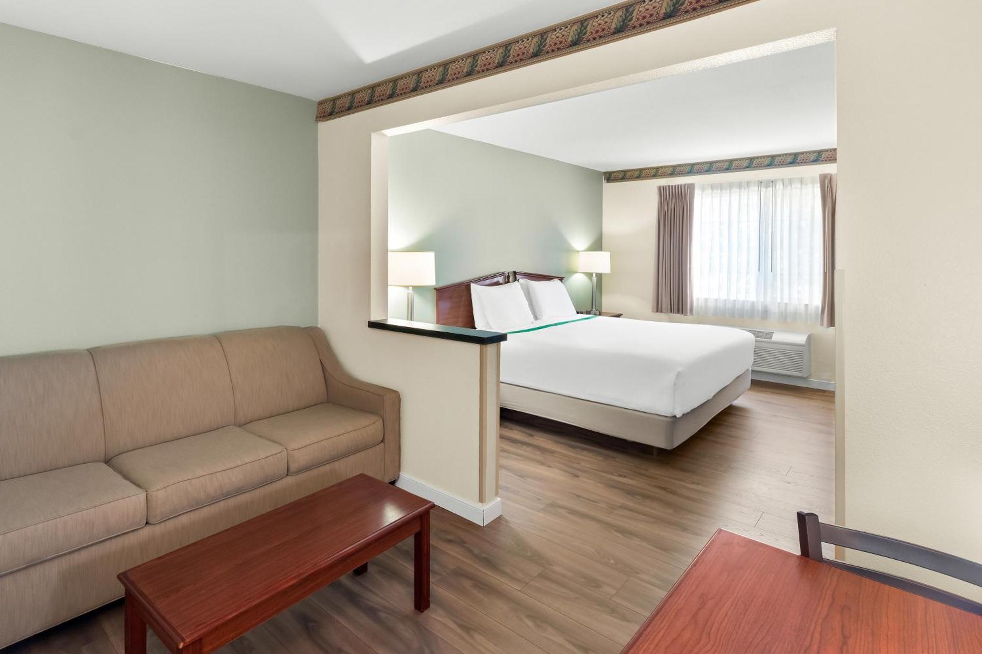 Guesthouse Inn & Suites Kelso/Longview エクステリア 写真