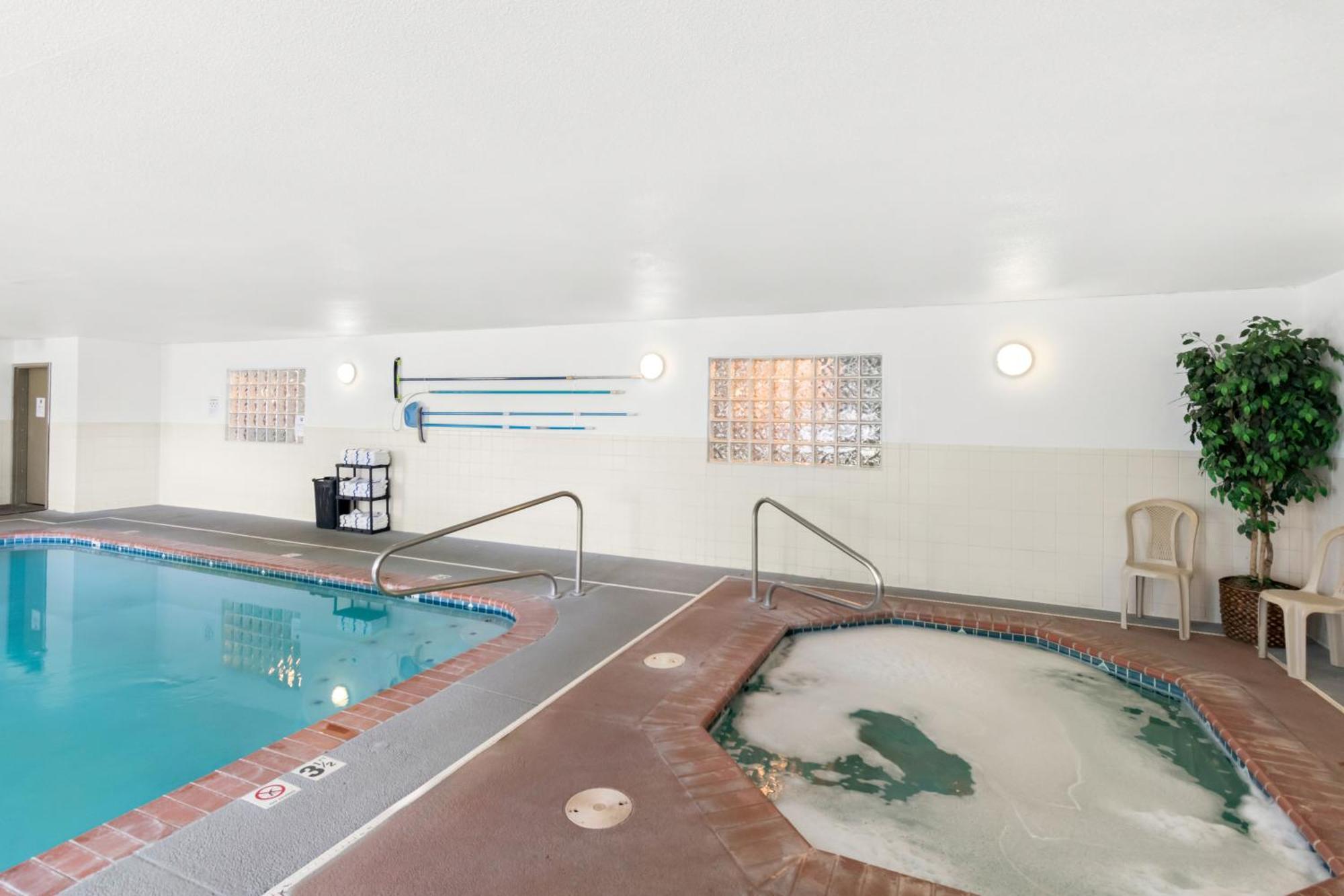 Guesthouse Inn & Suites Kelso/Longview エクステリア 写真