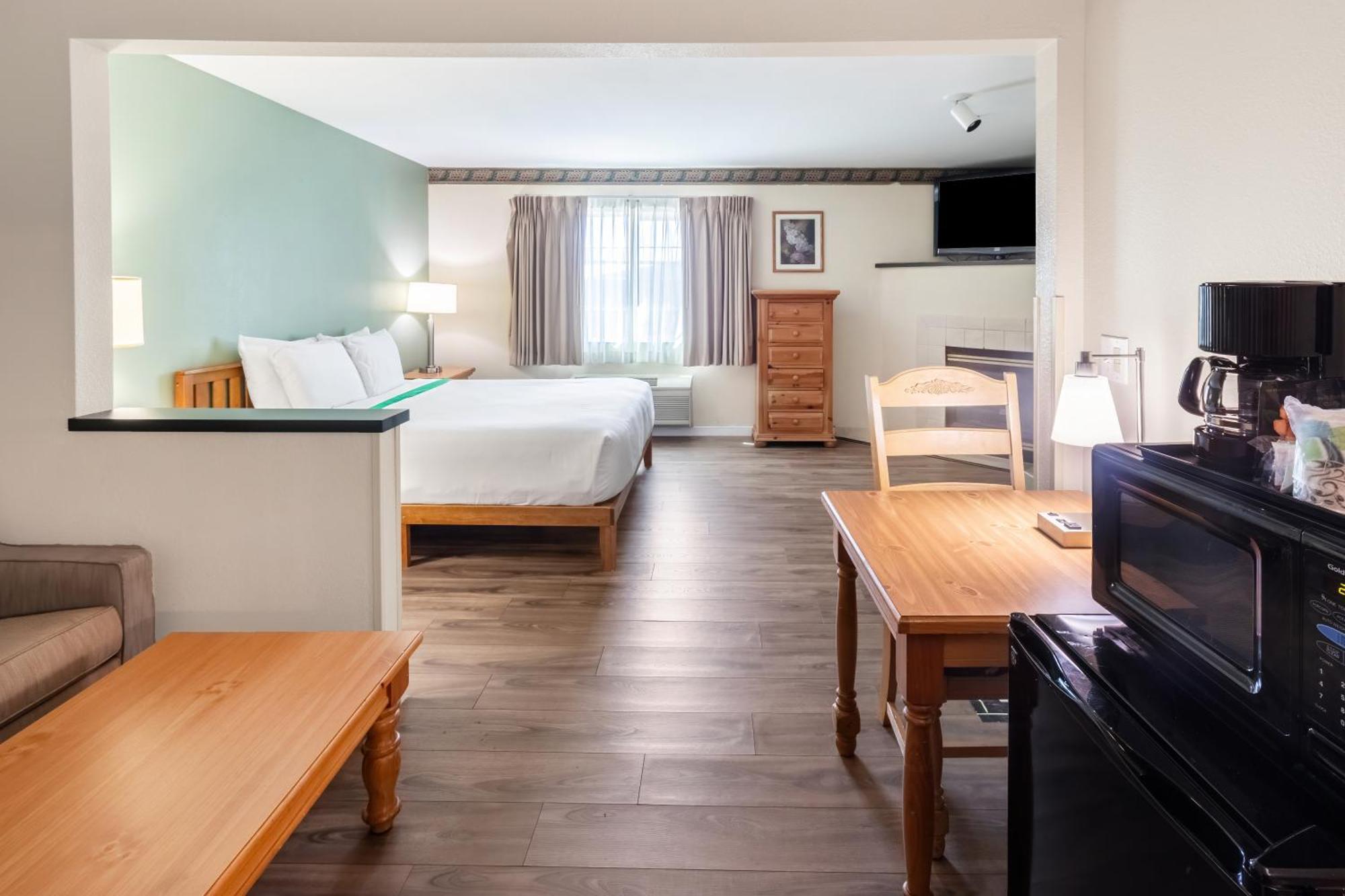 Guesthouse Inn & Suites Kelso/Longview エクステリア 写真