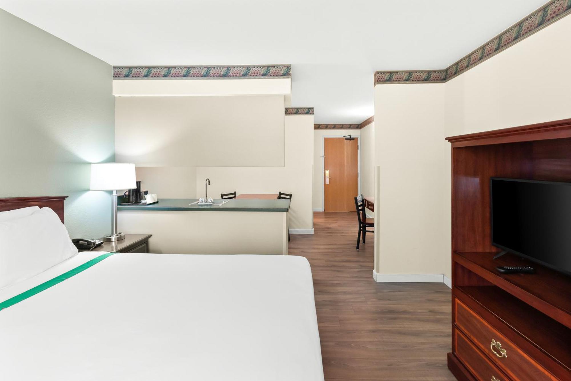 Guesthouse Inn & Suites Kelso/Longview エクステリア 写真