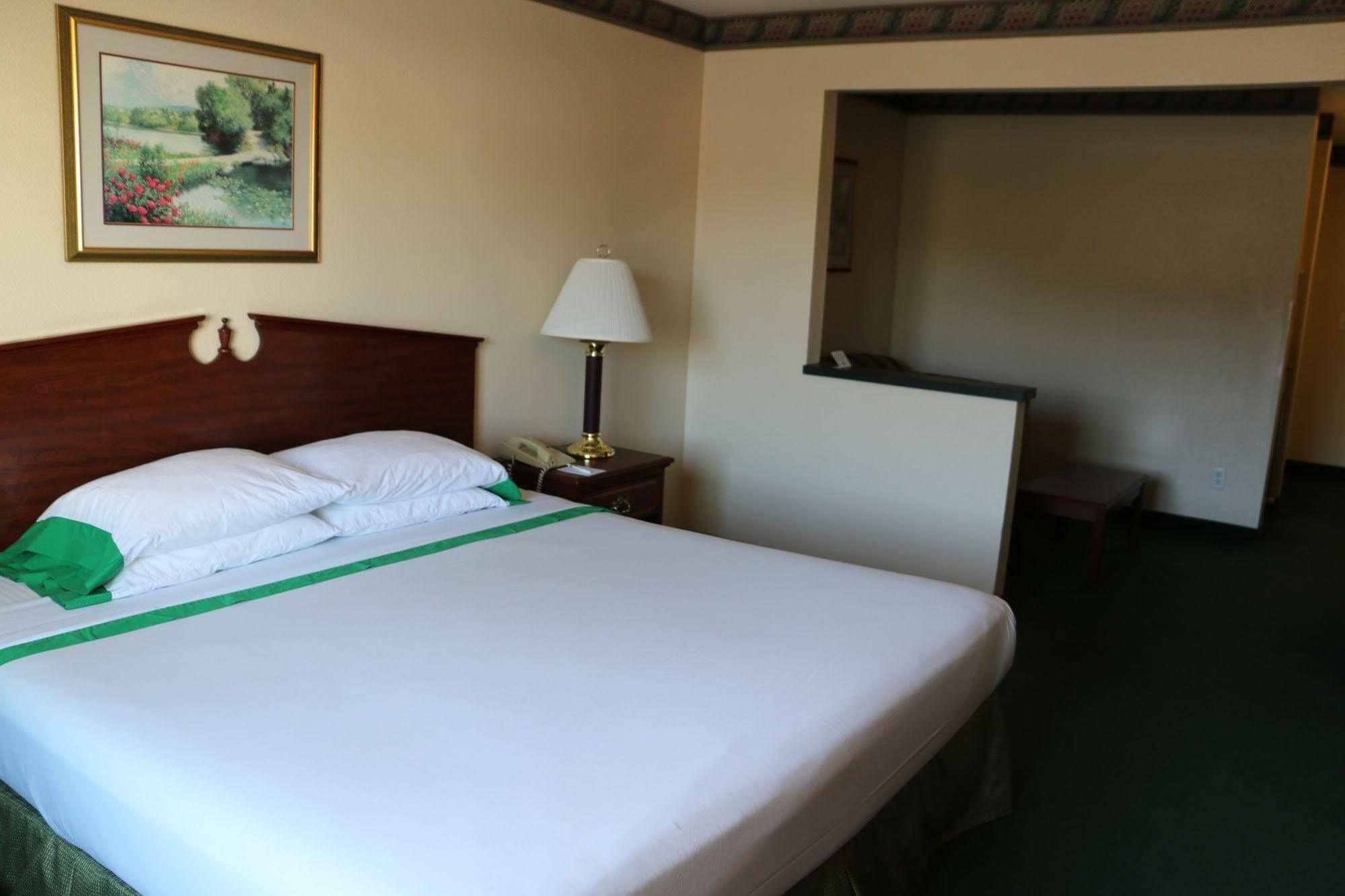 Guesthouse Inn & Suites Kelso/Longview エクステリア 写真