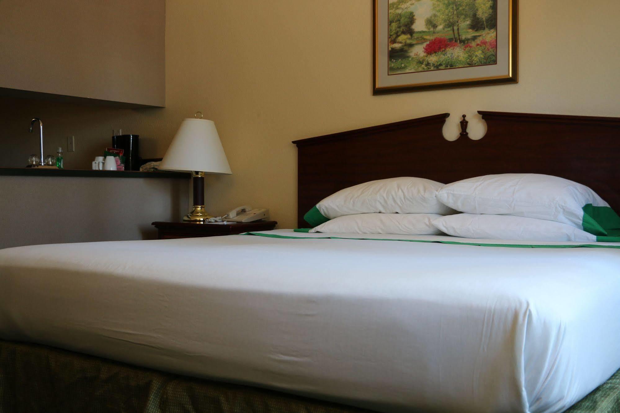 Guesthouse Inn & Suites Kelso/Longview エクステリア 写真